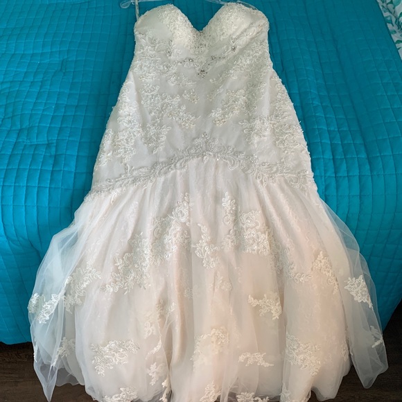 Wedding dress - Picture 2 of 8